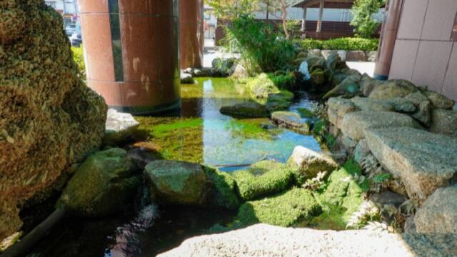 万石の名水「幸福の泉」　大垣フォーラムホテル玄関前の小渓流